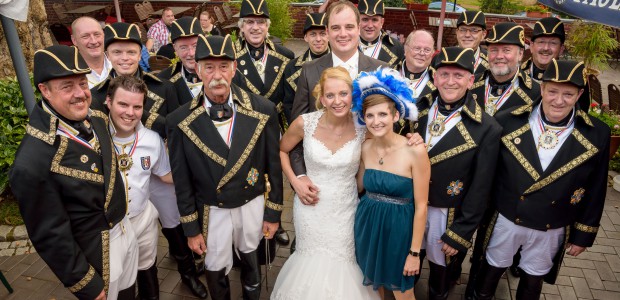 Am Samstag, dem 6. September 2014 trat die Garde „Kin Wiever“ bei der Hochzeit von Nina Hachtel und Arne Herrmann in der „Festhalle Bormacher“ auf.