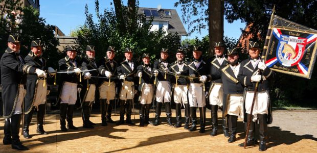 Garde-Biwak auf dem Baumberger Dorfplatz Karnevalistisches Treffen in Monheim Baumberg am 29. September 2024 hochgeladen von Gerd Hachtel Garde-Biwak auf dem Baumberger Dorfplatz Die „Berittene Garde zu Fuß – Garde […]