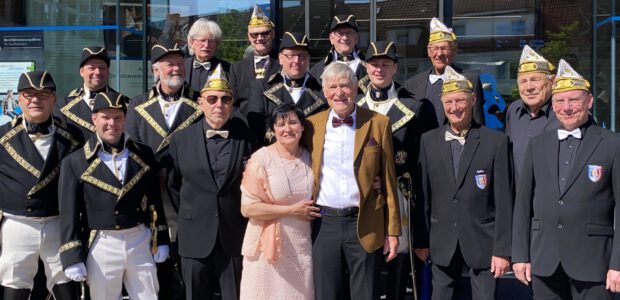 Die Garde „Kin Wiever“ gratuliert Anja und Peter zur Hochzeit! Am Mittwoch, dem 30. April 2025 gaben Anja und Peter sich um 10:30 Uhr das Jawort im Monheimer Rathaus. Neben […]
