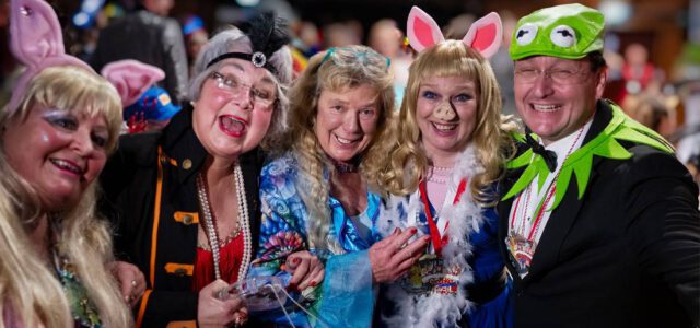 Schunkelndes Bürgerhaus Monheim Muppetshow sorgt für Lachsalven und Raketenstimmung Monheim · Der Arbeitskreis Baumberger Karneval präsentierte ein neues Konzept: Unter dem Motto „Muppetshow“ führten Els van Lieshout und Lars van der Bijl [&hellip;]