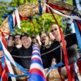 Maibaum auf Dorfplatz aufgestellt Geballte Manneskraft für die Baumberger Tradition 01.05.2026 Da wird ordentlich angepackt: Die Mitglieder der Garde „Kin Wiever“ bringen mit vereinten Kräften den bunt geschmückten Kranz und [&hellip;]