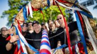 Maibaum auf Dorfplatz aufgestellt Geballte Manneskraft für die Baumberger Tradition 01.05.2026 Da wird ordentlich angepackt: Die Mitglieder der Garde „Kin Wiever“ bringen mit vereinten Kräften den bunt geschmückten Kranz und [&hellip;]