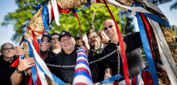 Maibaum auf Dorfplatz aufgestellt Geballte Manneskraft für die Baumberger Tradition 01.05.2026 Da wird ordentlich angepackt: Die Mitglieder der Garde „Kin Wiever“ bringen mit vereinten Kräften den bunt geschmückten Kranz und [&hellip;]